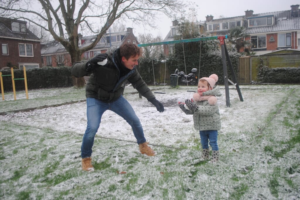 Voor het eerst sneeuwballen gooien met papa.| Foto: Nelleke Thissen