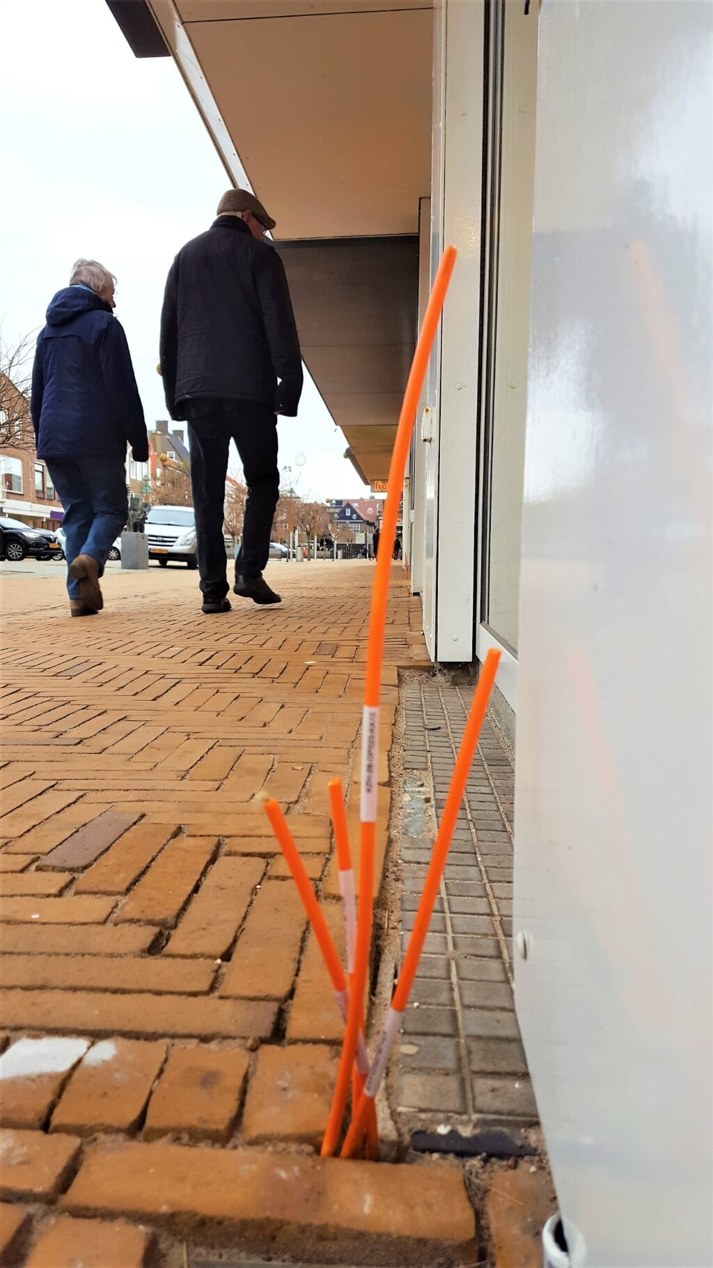 Oranje draadjes komen uit bij de voordeur en kunnen op afspraak thuis aangesloten worden. | Foto: RD