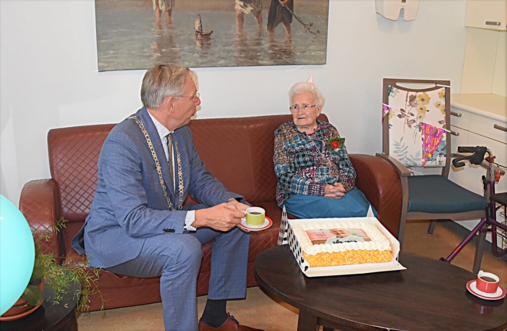 Burgemeester Cornelis Visser in geanimeerd gesprek met de 100-jarige Nel Borst. | Foto: Piet van Kampen