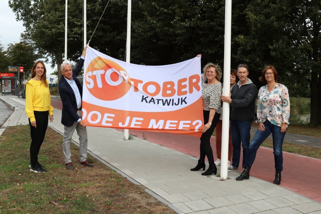 Hans Moolenburgh van Platform Kocon en wethouder Corien van Starkenburg houden de Stoptober-vlag vast. | Foto: pr 