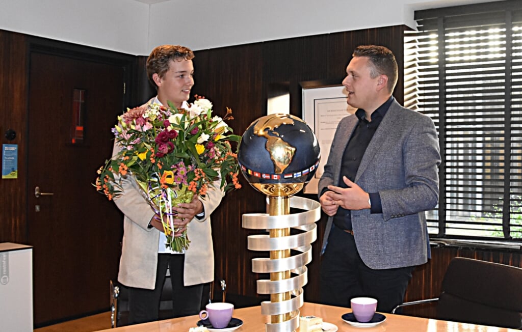 Wethouder Van Helden in gesprek met wereldkampioen karten Berend van der Burg. | Foto: PvK.