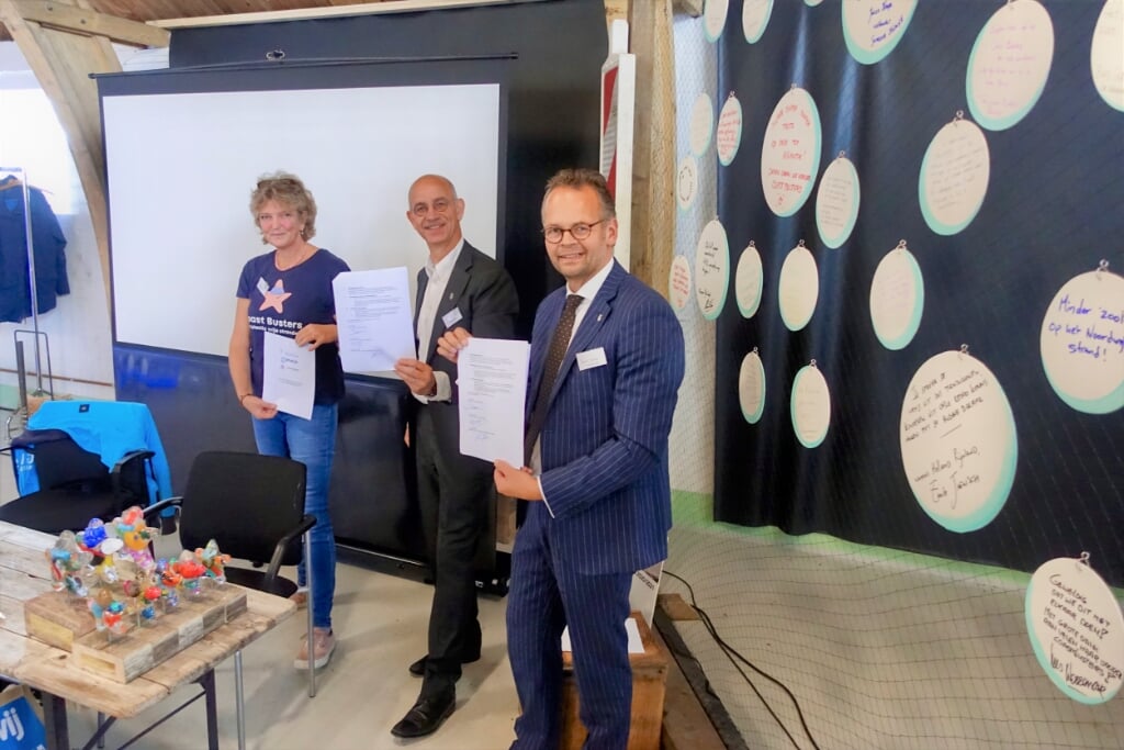 Claar-Els van Delft, Rogier van der Sande en Jacco Knape met de overeenkomst. | Foto: Aad van Duijn 