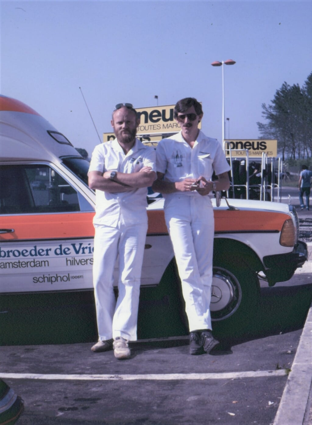 Gerard Herbrink (rechts) als ambulancechauffeur in Lille bij het repatriëren van een zieke Nederlander. | Foto: privé