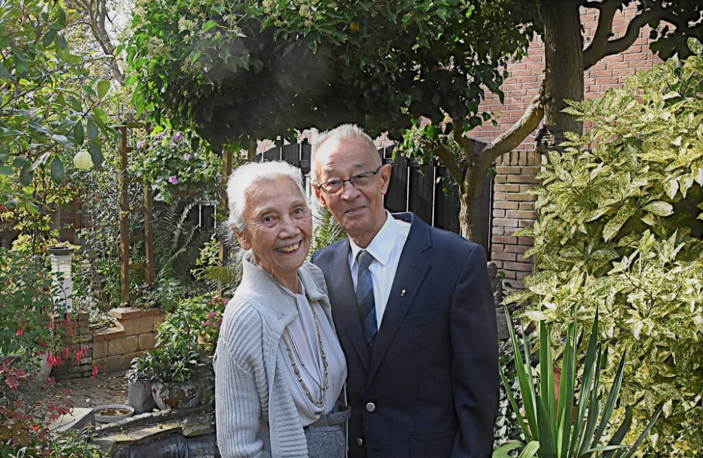 Gijsbert en Irma van der Hoeven in hun tuin. | Foto: Piet van Kampen