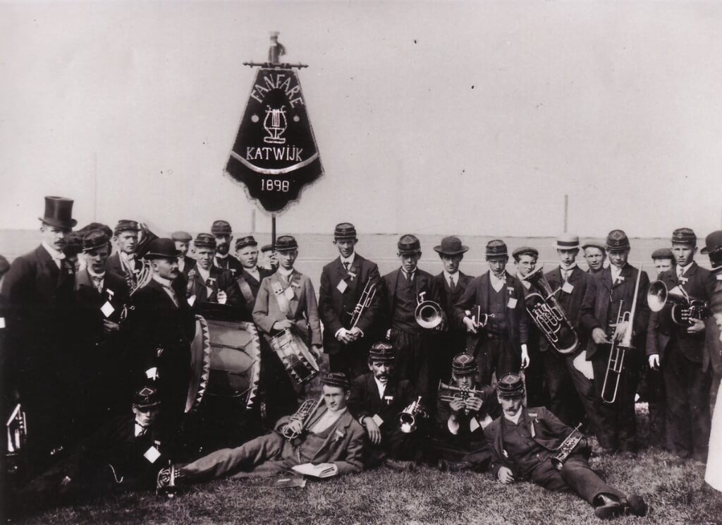Het eerste orkest van Harmonie Katwijk in 1901. | Foto: pr