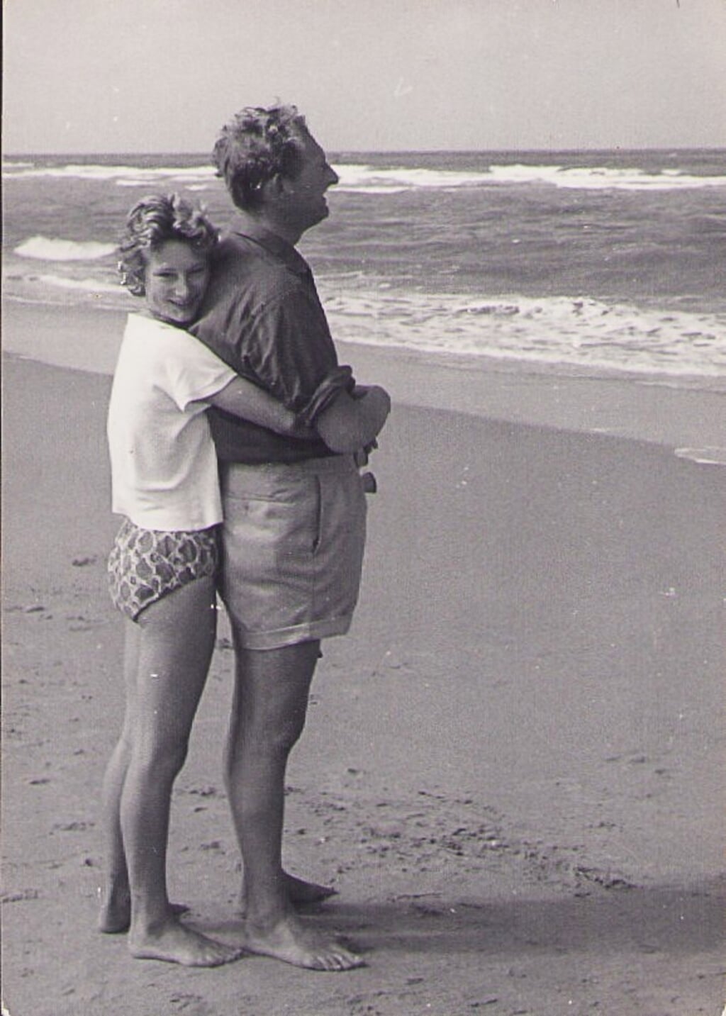 Saskia Taat met haar vader op strand.