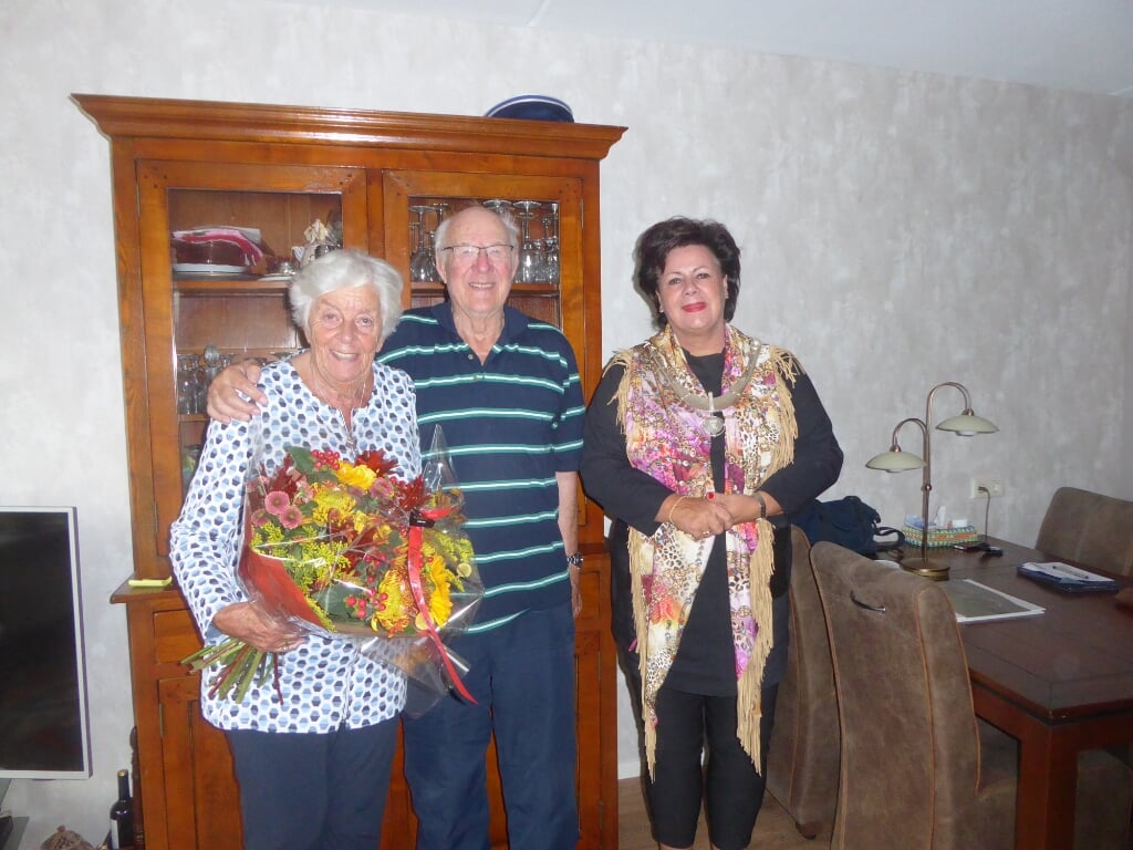 Aad en Elly van Schie kregen de burgemeester op de koffie ter gelegenheid van hun 60-jarig huwelijk. | Foto: IV
