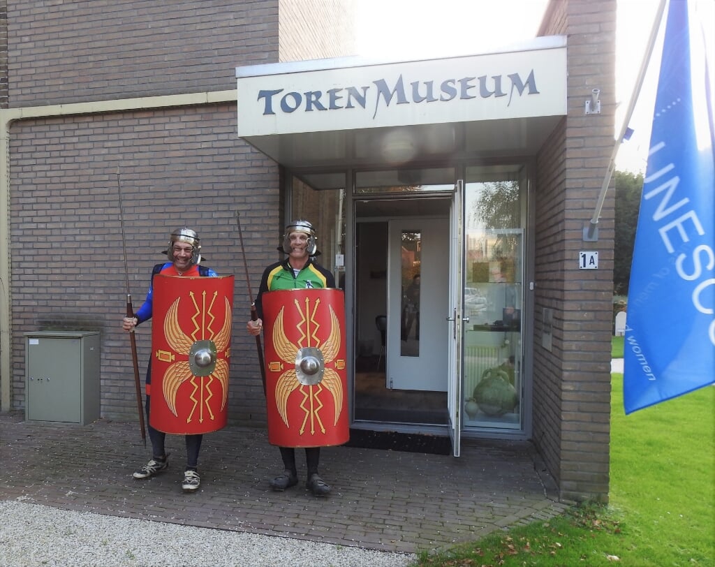 Harco Schaafsma (links) en Jan Pieter Tensen als Romeinse soldaten bij het Torenmuseum in Valkenburg. | Foto: pr