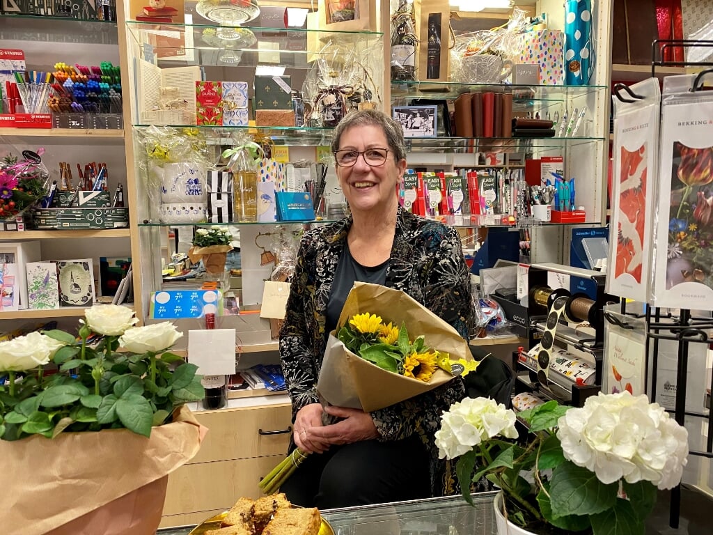 Op de allerlaatste dag, afgelopen zaterdag, was alleen Janneke aanwezig om de vele bedankjes en bloemen van klanten in ontvangst te nemen. | Foto: CS