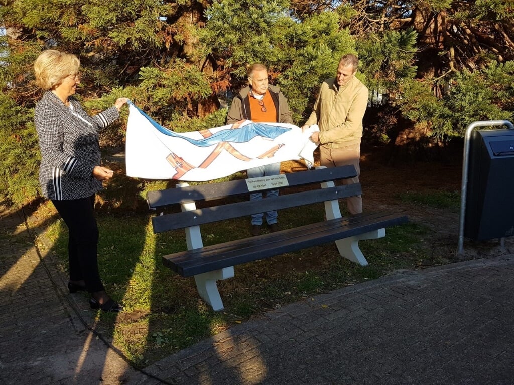 Burgemeester Laila Driessen, Koos Koster (midden) en George van Gorp onthullen de plaquette voor Jan van Gorp. | Foto: PR