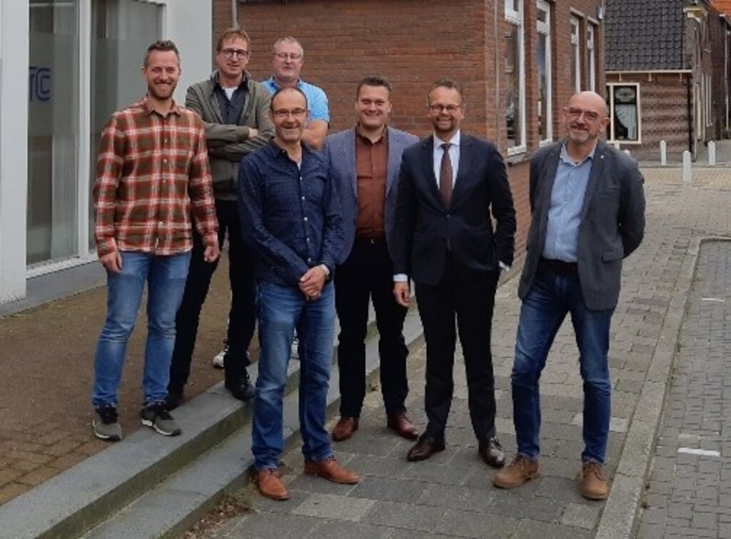 Wethouders Knape, Van Helden en Nagtegaal samen met leerkrachten van het STC. | Foto: pr 