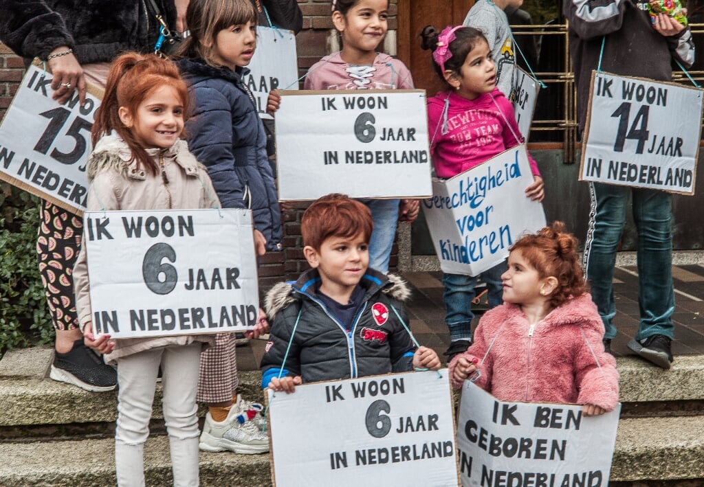Kinderen van het azc geven aan hoelang ze al in Nederland zijn. | Foto: Adrie van Duijvenvoorde