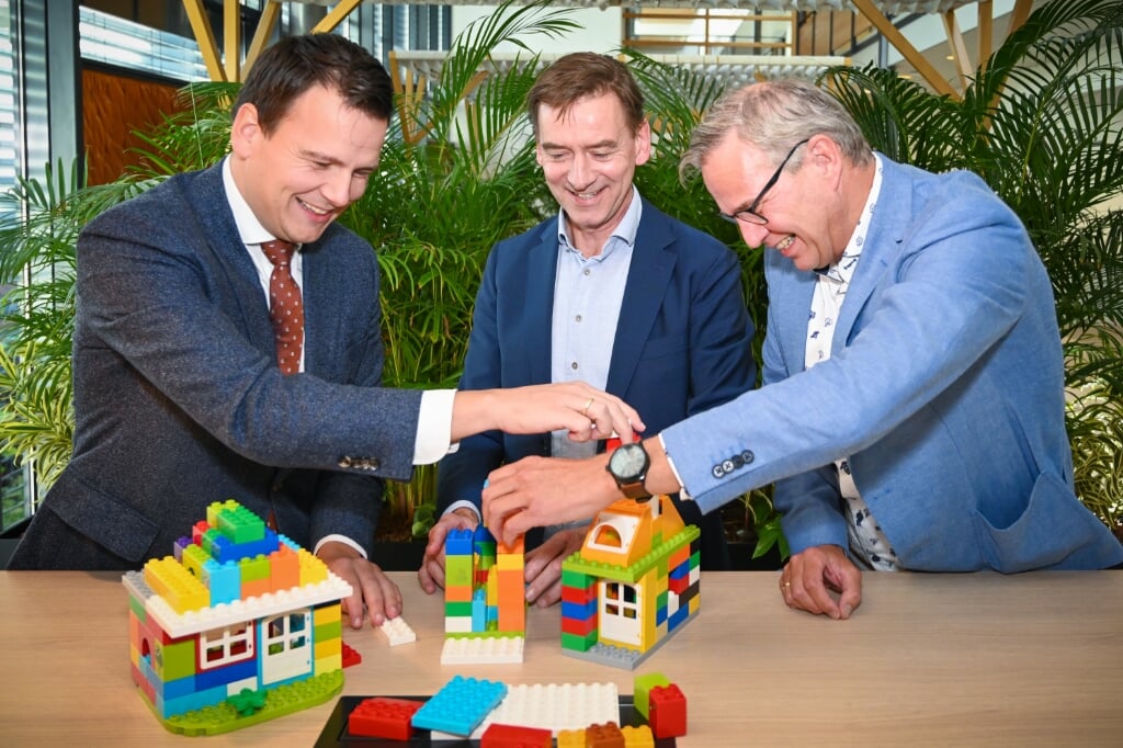 Wethouder Gerard Mostert, Bartjan van Haaren (Adriaan van Erk Groep) en Jaap Jonker (gemeente Katwijk) beginnen alvast met bouwen. | Foto: Rokki Fotografie 
