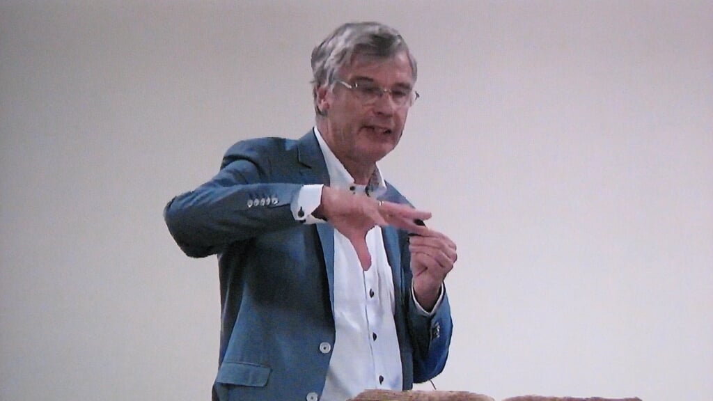 Dr. Rob van Houwelingen tijdens zijn presentatie. | Foto: Leo Roosjen