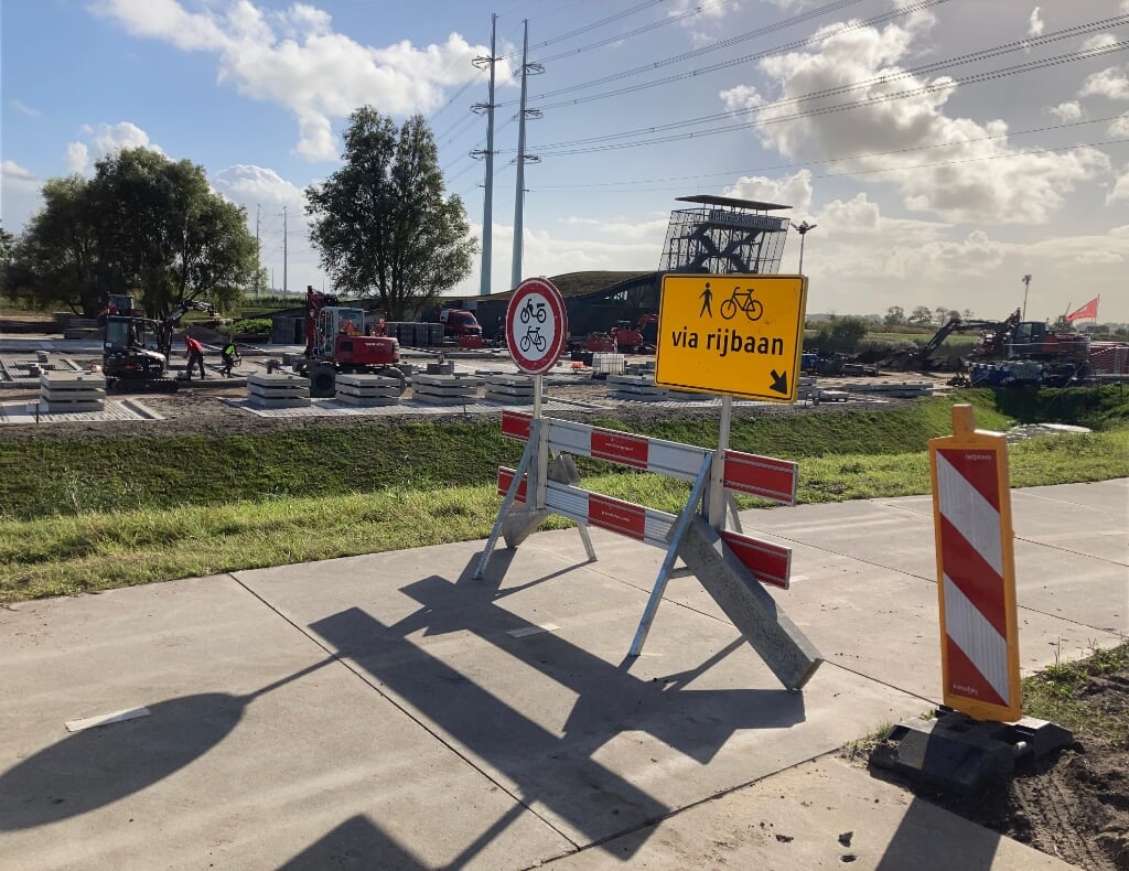 Het fietspad door de Bospolder bij het Groene Hart Centrum wordt sinds vorige week omgeleid. 