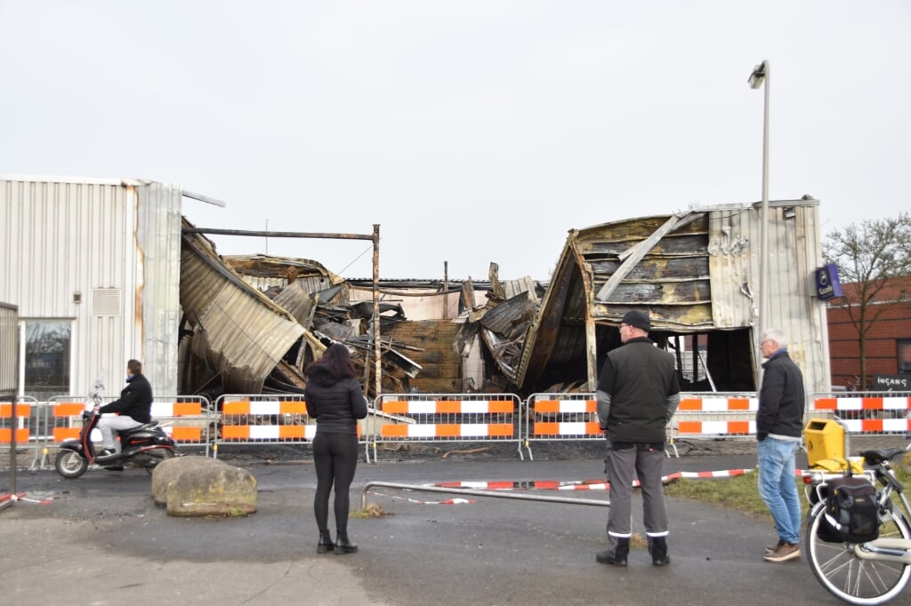 Zondagavond 21 februari 2021 verwoestte een grote brand het pand van Hoekstra Wheels. | Foto: CvdS. 