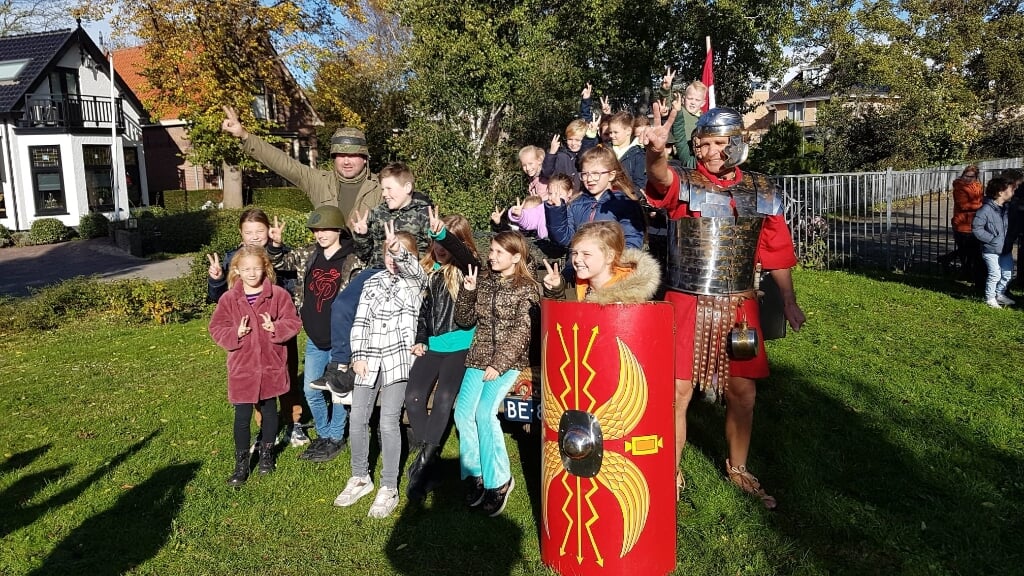Leerlingen van De Wegwijzer genieten van een les over de Romeinse tijd. | Foto: pr.
