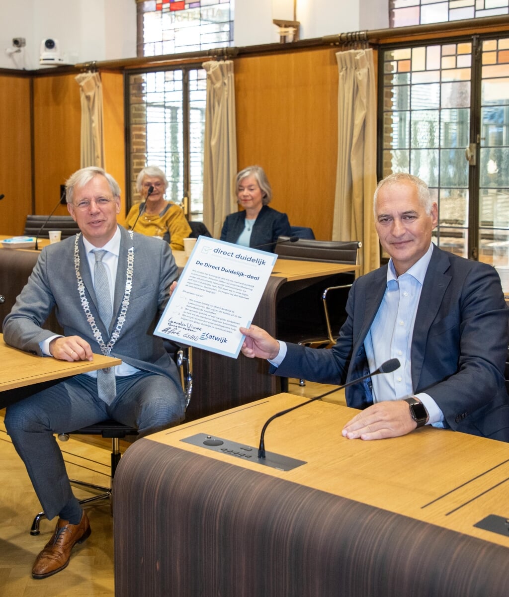 Burgemeester Cornelis Visser en gemeentesecretaris Ray Jie Sam Foek zijn blij met de deal. | Foto: Farman Fotografie.