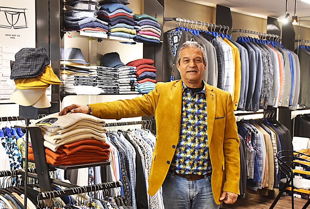 Dolf van der Zijl in zijn winkel: 'Goed gevoel als klanten tevreden de deur uit gaan'. | Foto: PvK.   