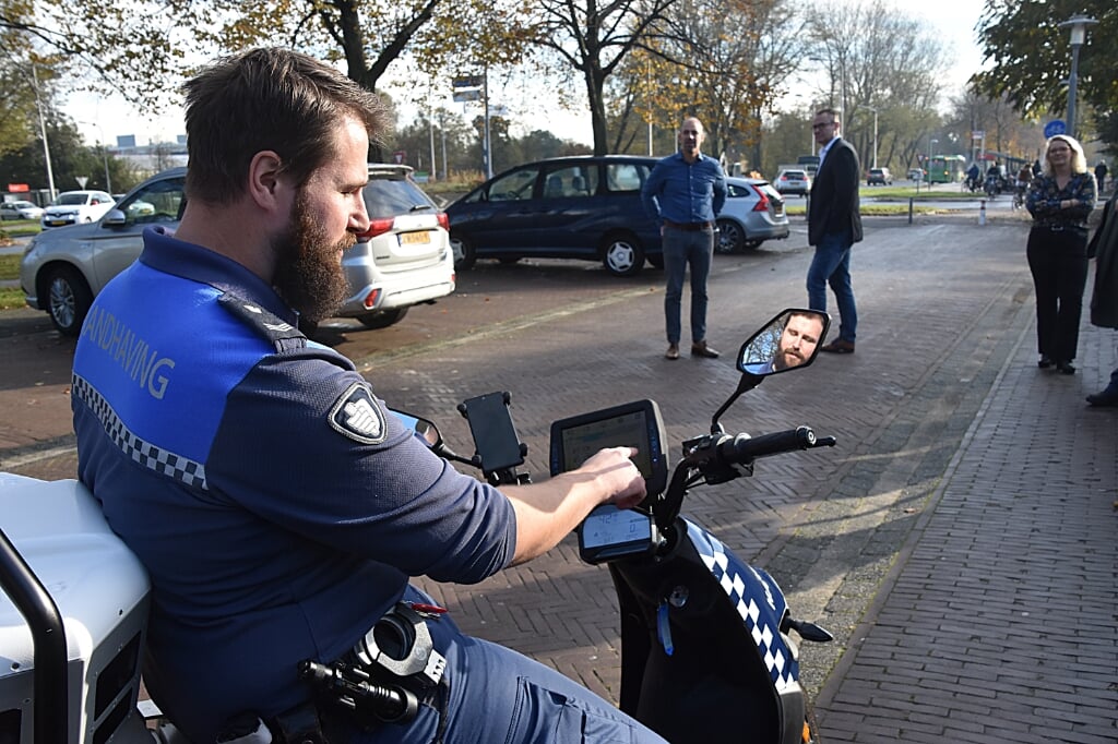 Handhavers kunnen met de scanscooter precies zien wie betaald heeft voor het parkeren. | Foto: Piet van Kampen