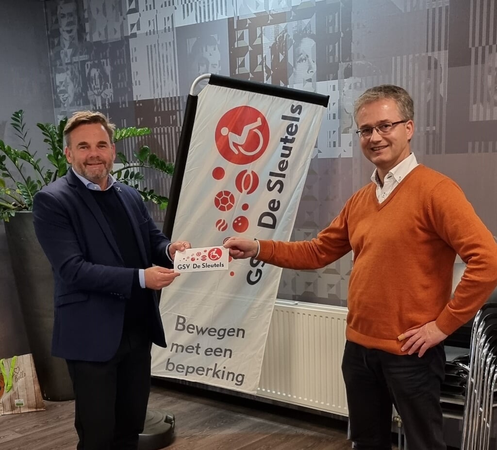 Wethouder Paul Dirkse (links) ontvangt de flyer van Sleutels-voorzitter Marnix Zwart (rechts).
| Foto: GSV De Sleutels.
