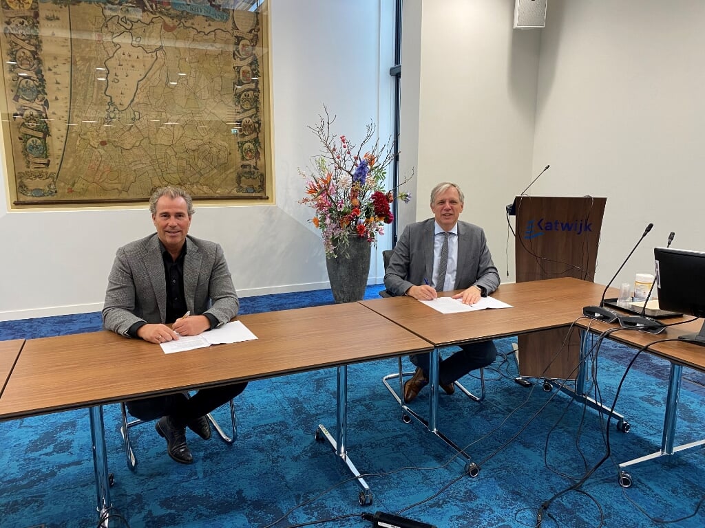 Dirk Bouman en burgemeester Cornelis Visser ondertekenen het contract. | Foto: pr. 