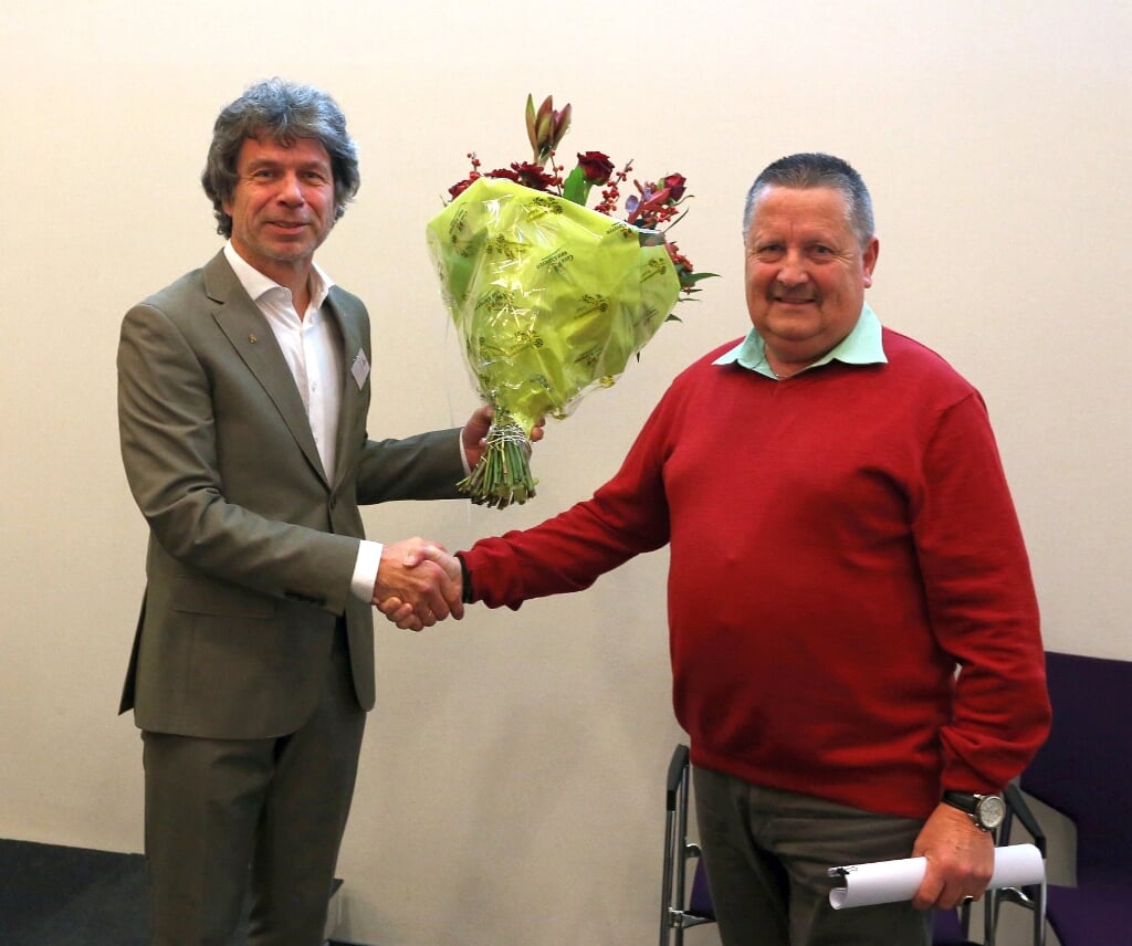 Wout van Egmond (rechts) feliciteert Kor Kleijwegt en bedankt hem voor zijn inzet. | Foto: G. Eldering.