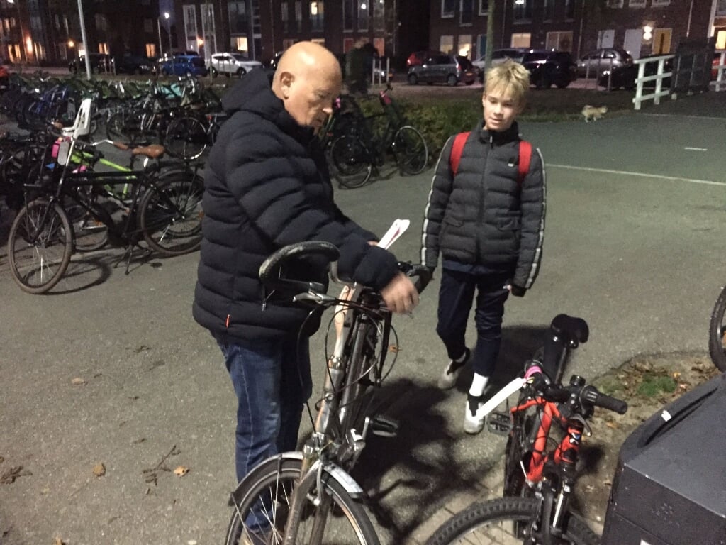 Voorzitter Jaap Janssen is blij met deze fiets controle. | Foto: pr.