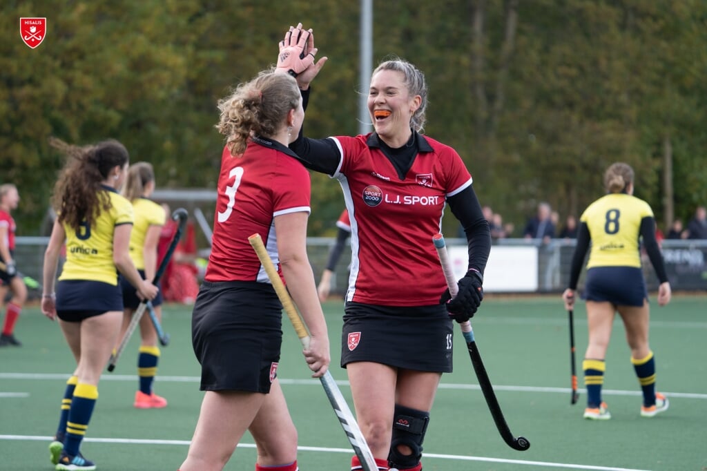 Sanne Dijkstra krijgt een high five na een doelpunt. | Foto: Auke Hoekstra