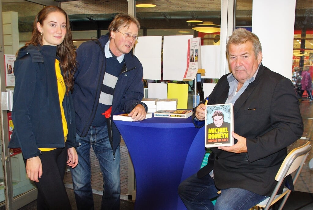 Trouwe fan Bob van Ooyen had zijn dochter Nina meegenomen naar de Rijnlandse Boekhandel om Michiel Romeyn te ontmoeten. 'De liefde voor zijn soort humor moet je toch overdragen!' | Foto Willemien Timmers
