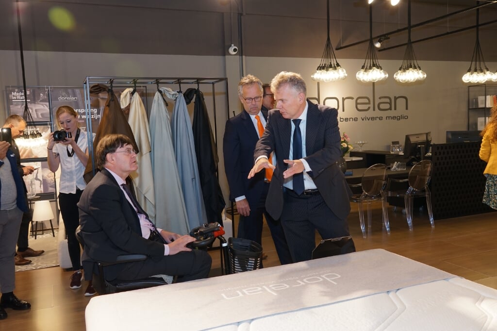 Eric Schuffel (rechts) leidt de Italiaanse ambassadeur Giorgio Novello (links) en de Leiderdorpse wethouder Willem Joosten rond in zijn gloednieuwe zaak. | Foto: C. v.d. Laan