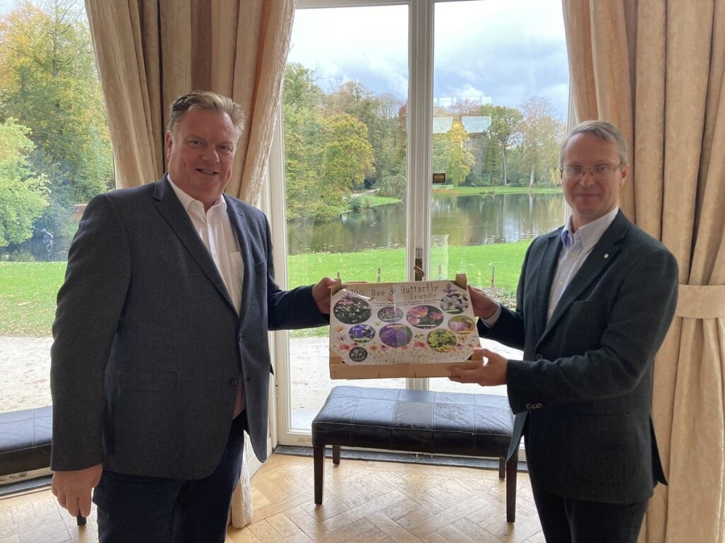 De Leiderdorpse wethouder Rik van Woudenberg feliciteert zijn Wassenaarse collega Hubert Schokker.