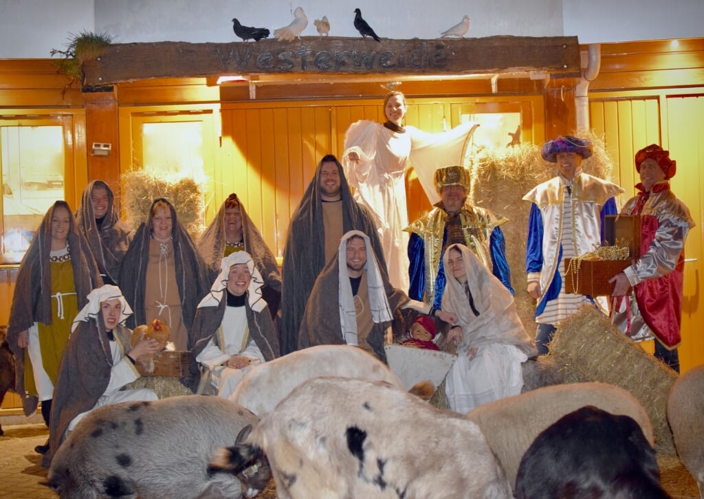 Vrijwilligers van kinderboerderij Westerweide in de levende kerststal wensen iedereen fijne feestdagen. | Foto:pr.  