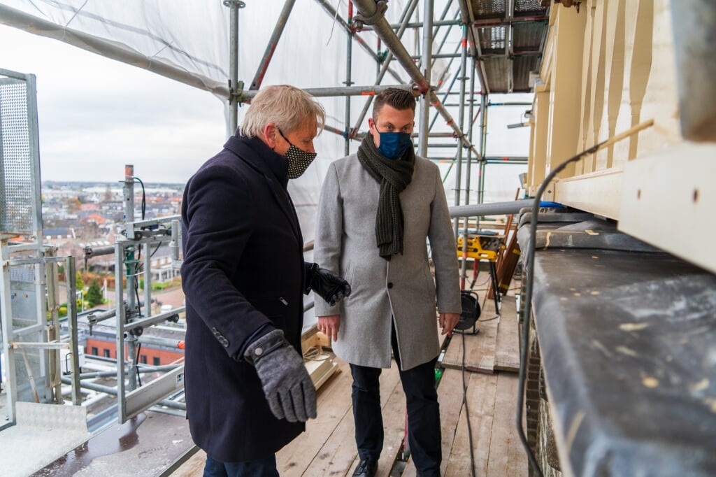 Wethouder Van Helden krijgt uitleg over de restauratie werkzaamheden van de toren. | Foto: M. Wonnink. 
