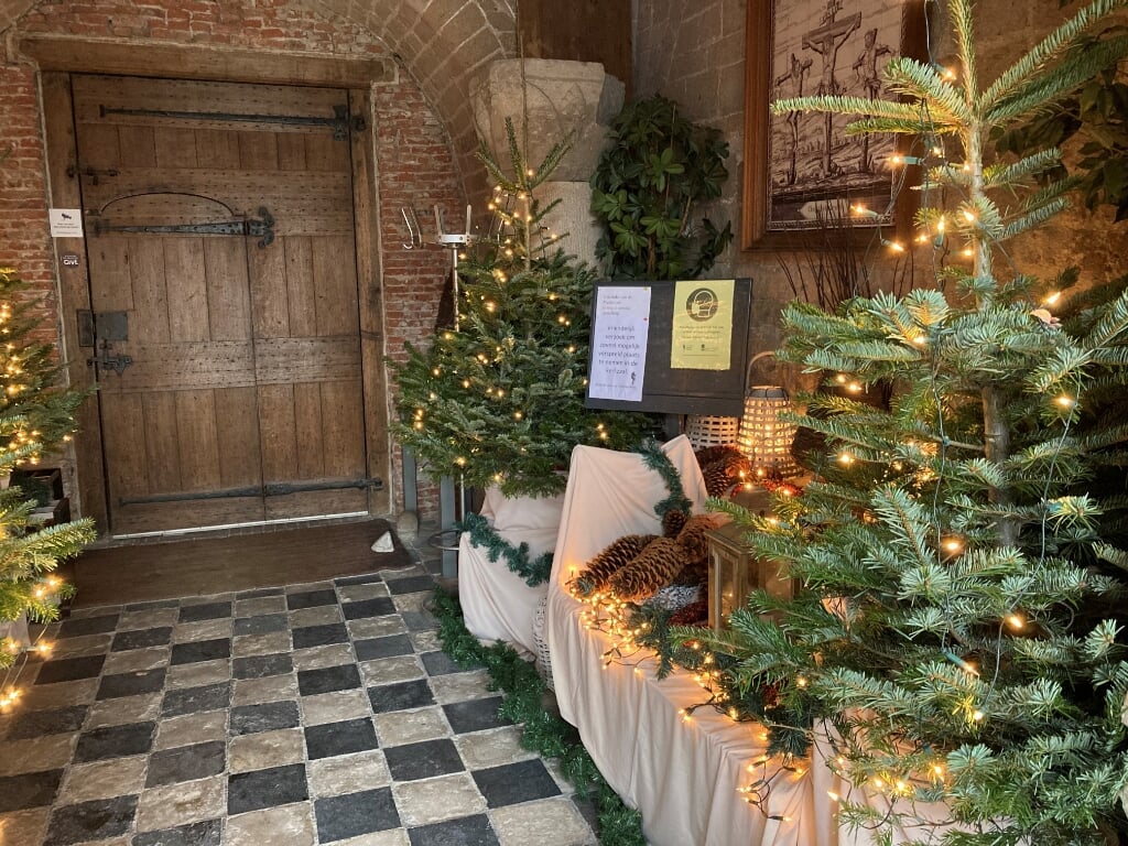 Entree Grote Kerk in kerstsfeer. | Foto: CvdS. 