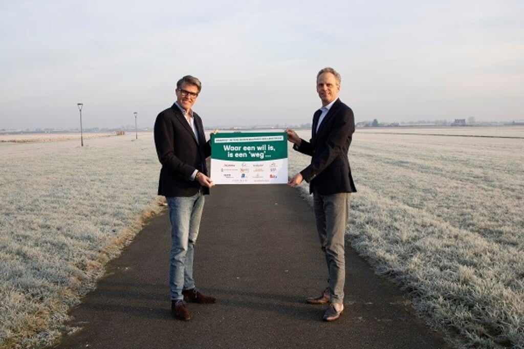 Willem Heemskerk voorzitter Bollenstreekcorso en Bart Siemerink, directeur gaan voor een goede bereikbaarheid.
