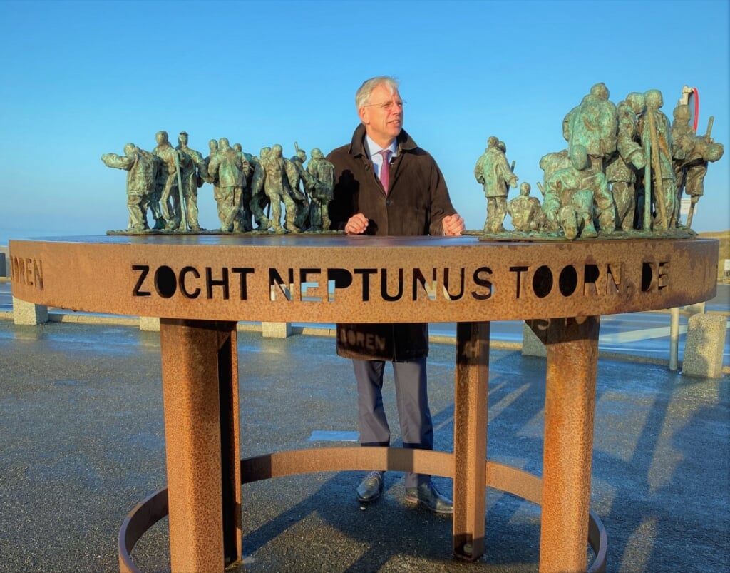 Burgemeester Visser bij het kunstwerk over de Romeinse aanwezigheid in Katwijk bij de Uitwatering. | Foto: Caroline Spaans