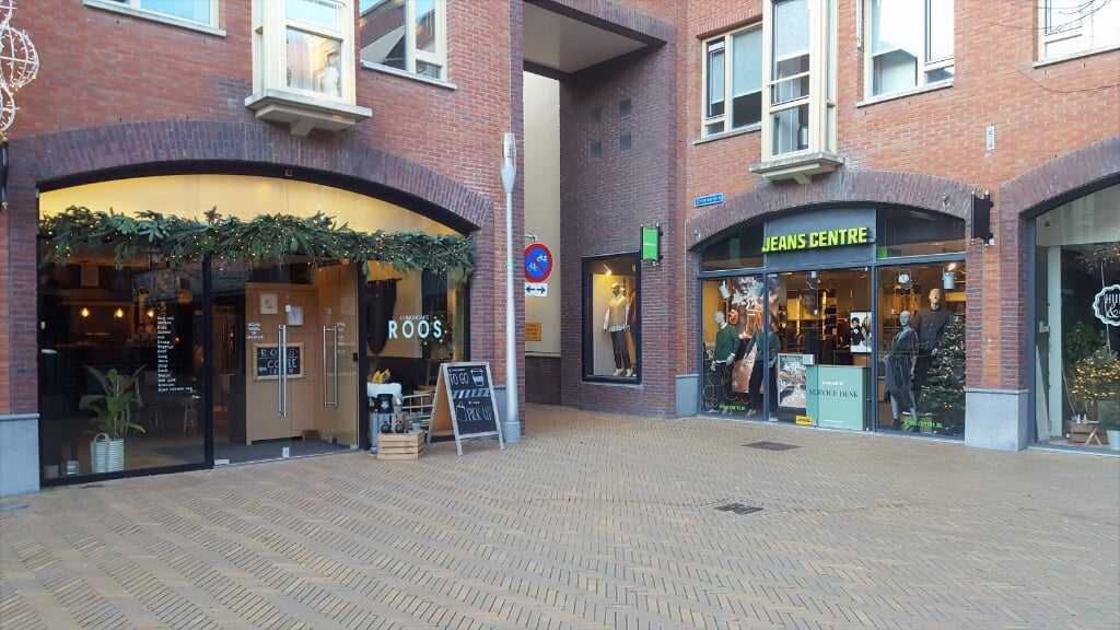 Bij de winkels, zoals hier op het Emmaplein in Katwijk, kunnen mensen online bestellen en ophalen. | Foto: RD