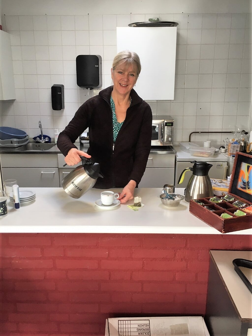 Ariette van Hespen schenkt koffie in in de huiskamer van Lumen in het Dorpscentrum. | Foto Wim van Tuijl