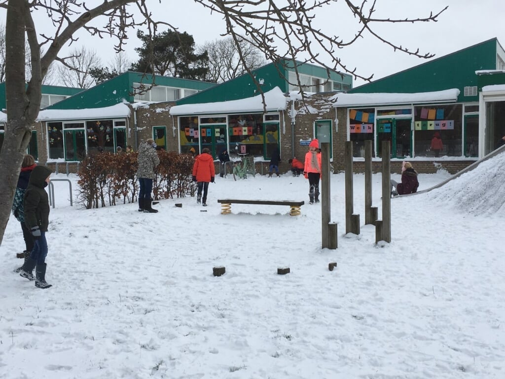 Leerlingen van De Wegwijzer genieten in de pauze van de sneeuw. | Foto: CvdS.