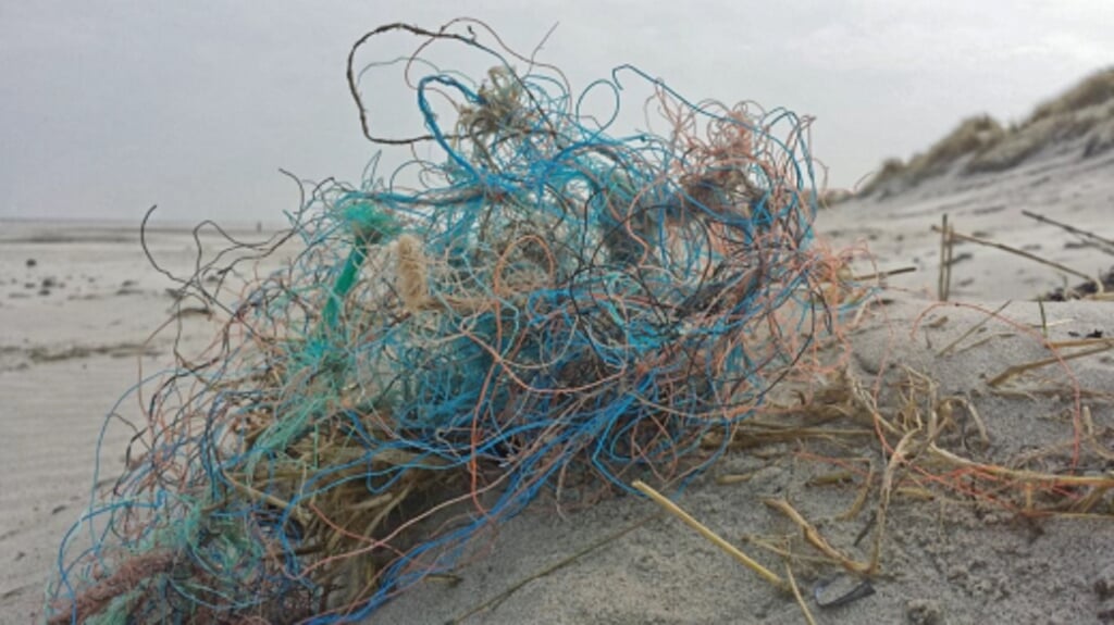Mede door de inzet van de Nederlandse visserijsector wordt er minder visserijgerelateerd afval aangetroffen. | Foto: Stichting De Noordzee