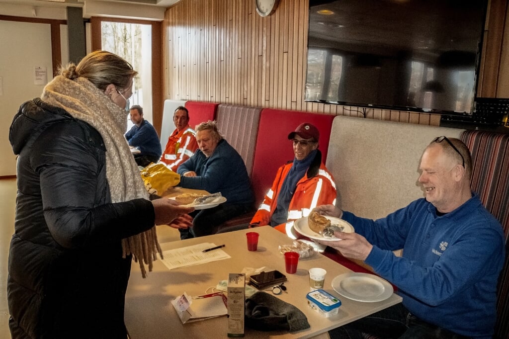 Burgerraadslid Hester Barendse van D66 Leiderdorp deelt appeltaart uit aan de medewerkers van de gemeentelijke buitendienst. | Foto: J.P. Kranenburg