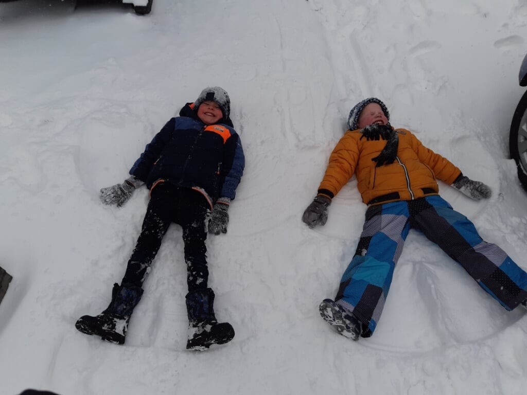 Brrr...Tobias en Job maken sneeuwengeltjes. Kijk voor meer winterse foto's op pagina 19. | Foto: pr./Leonie van Gent