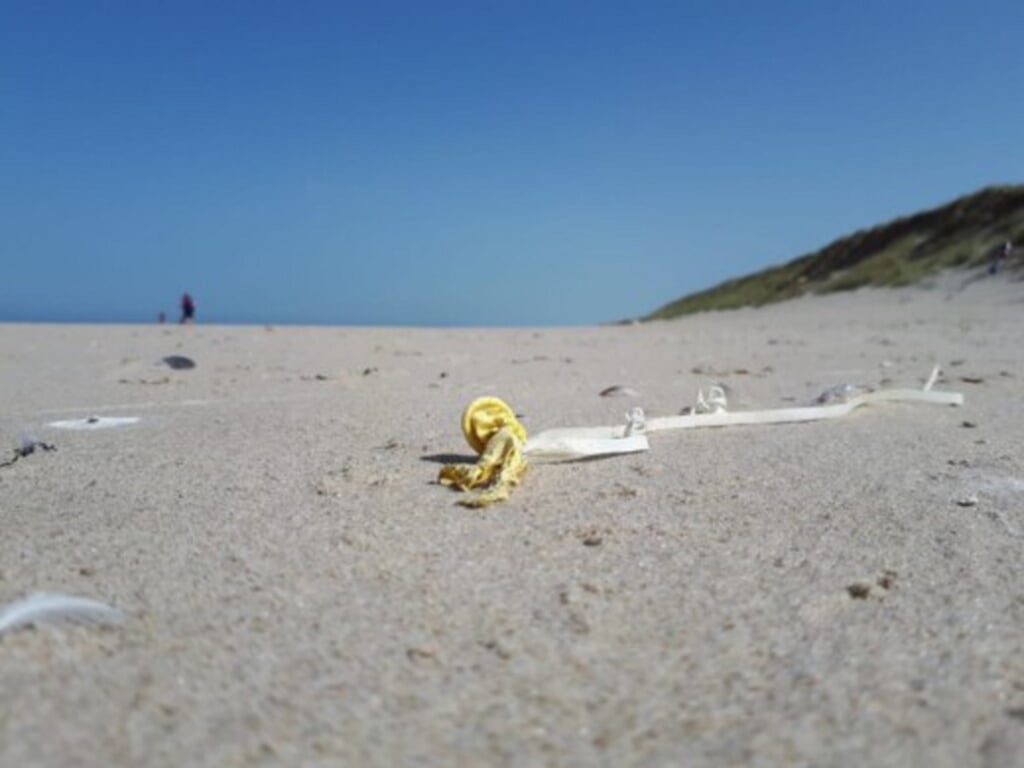 Door een verbod op ballonoplatingen worden er minder ballonresten op strand gevonden. | Foto: Stichting De Noordzee
