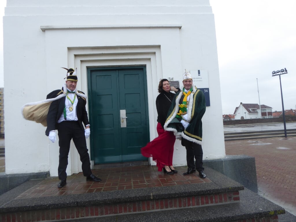 Prins Altera Vita en adjudant Peter van Zuijlen hesen de vlag op de vuurtoren. | Foto en tekst: Ina Verblaauw