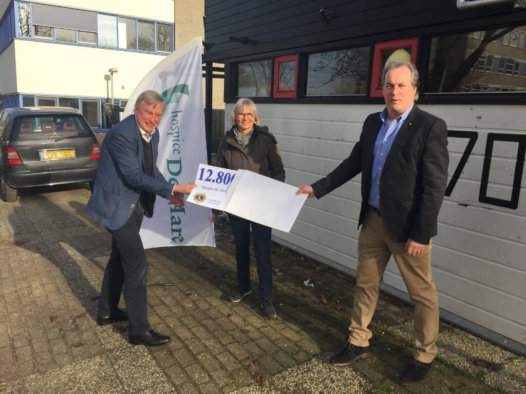 Lions president Erwin van Achthoven (rechts) overhandigt de cheque aan Nelly van der Does en Roeland van Velzen van Hospice de Mare, die zeer verguld waren met deze eerste bijdrage uit de Leiderdorpse gemeenschap voor het hospice. | Foto: PR