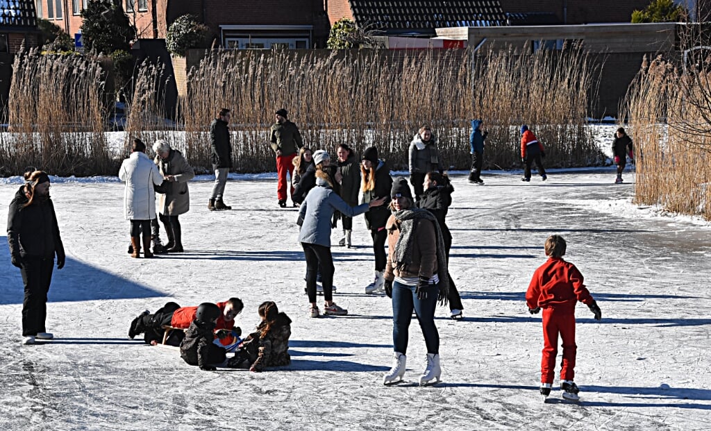 Jong en oud genieten op het ijs, soms met vallen en opstaan. | Foto: PvK.
