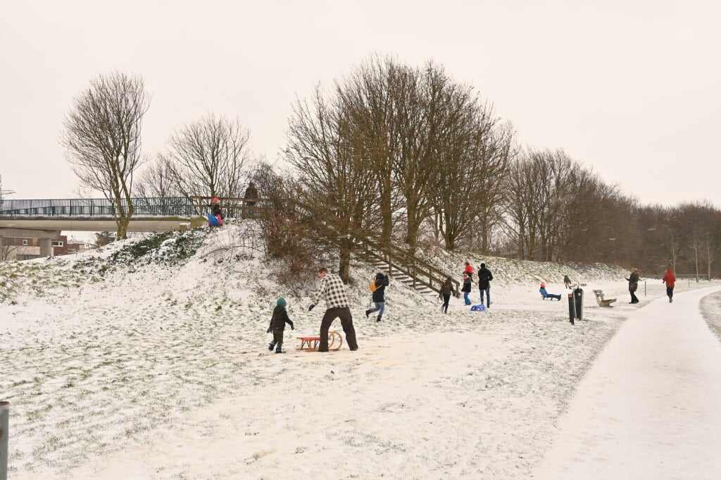 Bij de brug over de Haarlemmertrekvaart genoot de jeugd van de kans om sleetje te rijden. | Foto Wim de Winter