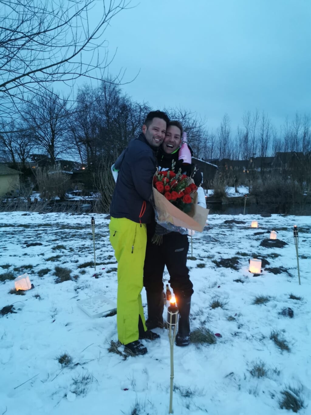 Barry en Jan na het huwelijksaanzoek op de Dorpsweide. | Foto: pr 