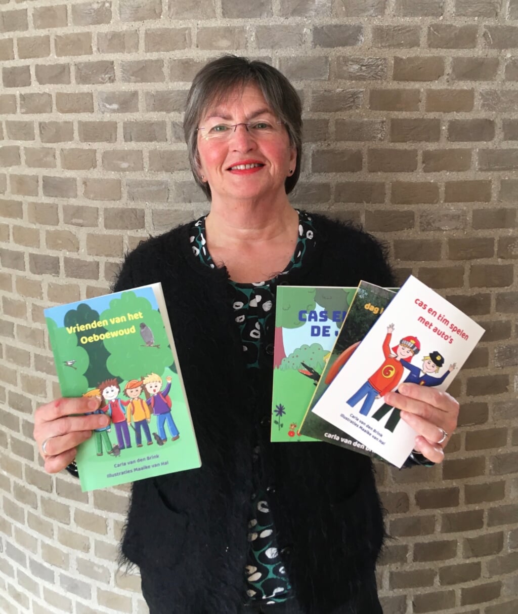 Carla van den Brink met de boeken die ze tot nu toe heeft gepubliceerd.
